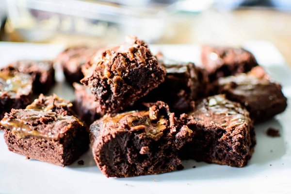 Quels sont les secrets pour un cake aux olives et jambon moelleux et savoureux ?