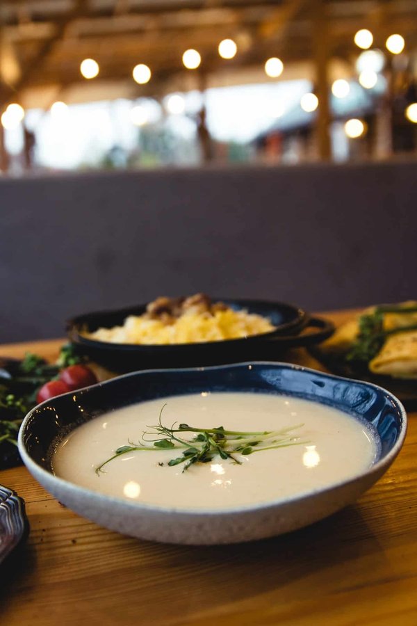 Quels sont les avantages de proposer un menu de saison dans un restaurant écologique ?